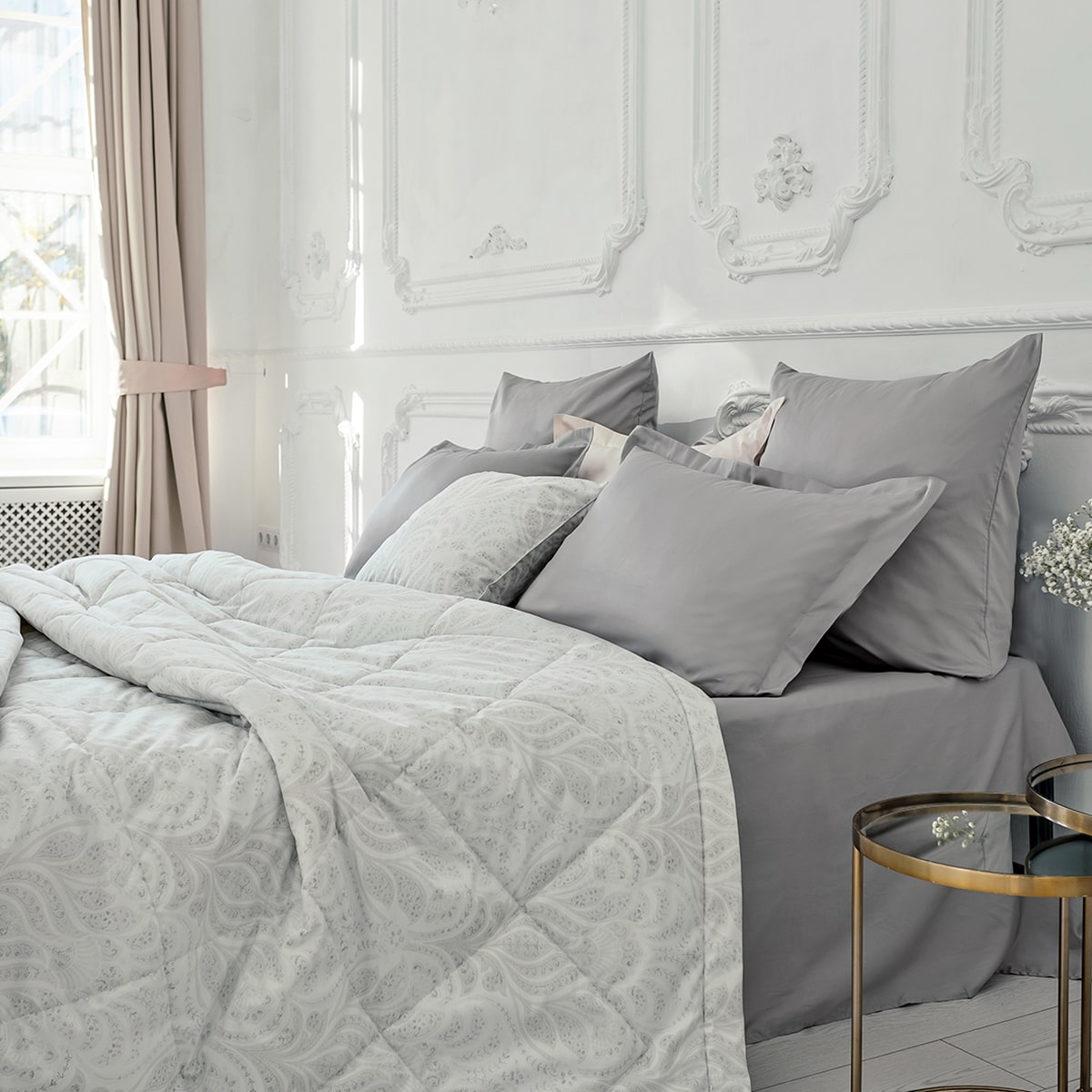 Стильное покрывало на кровати